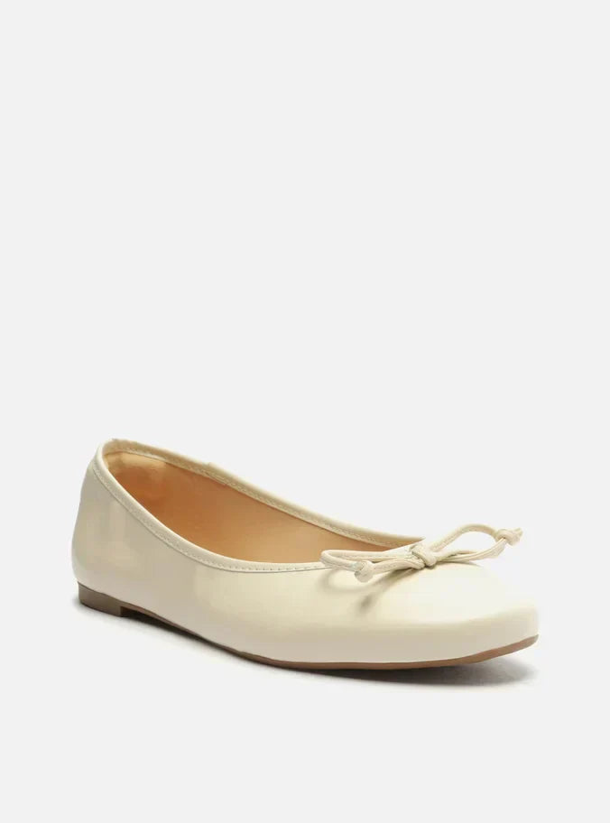 Sapatilha Off-White Bico Redondo Laço