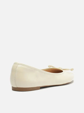 Sapatilha Off-White Bico Redondo Laço