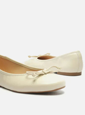 Sapatilha Off-White Bico Redondo Laço