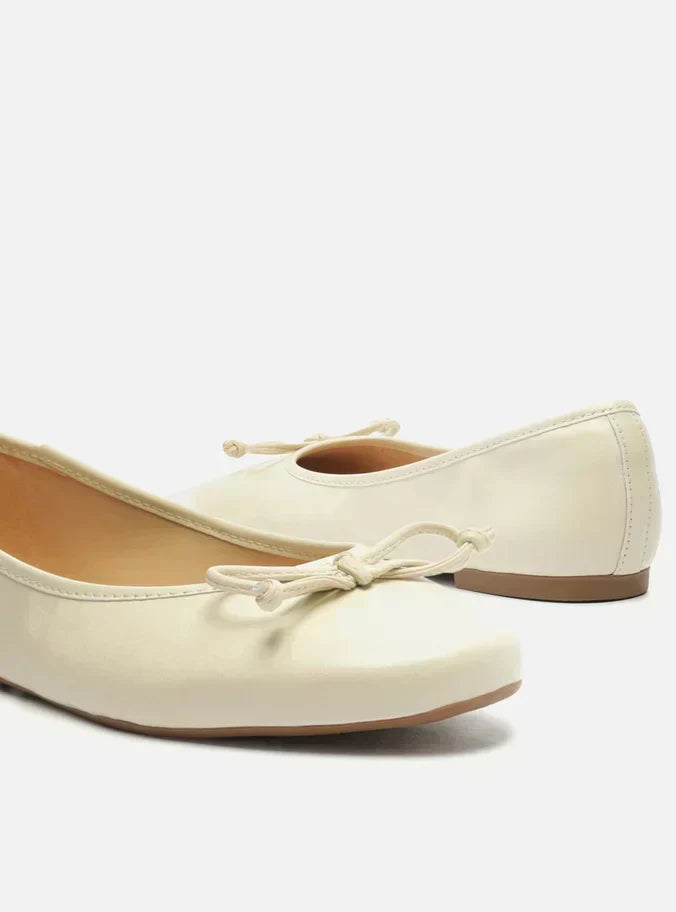 Sapatilha Off-White Bico Redondo Laço