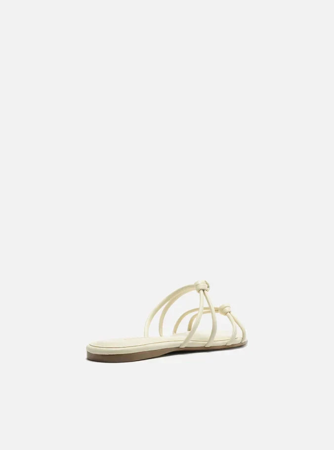 Rasteira Branca Bico Redondo Tiras Nós