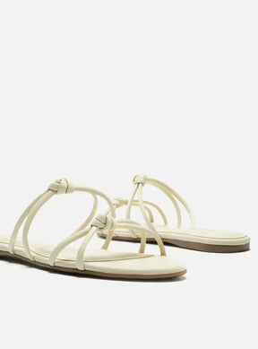 Rasteira Branca Bico Redondo Tiras Nós