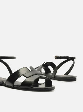 Rasteira Preta Couro Tira Vazada Fivela