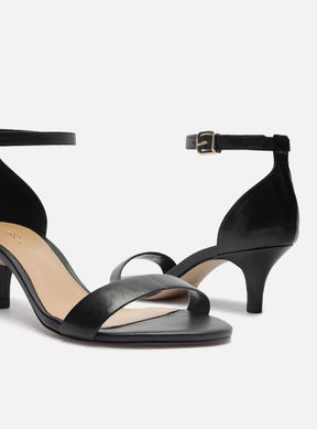 Sandália Preta Couro Salto Baixo Isabelli