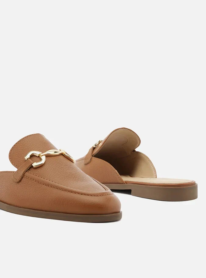 Mule Marrom Couro Bridão Metálico Básica