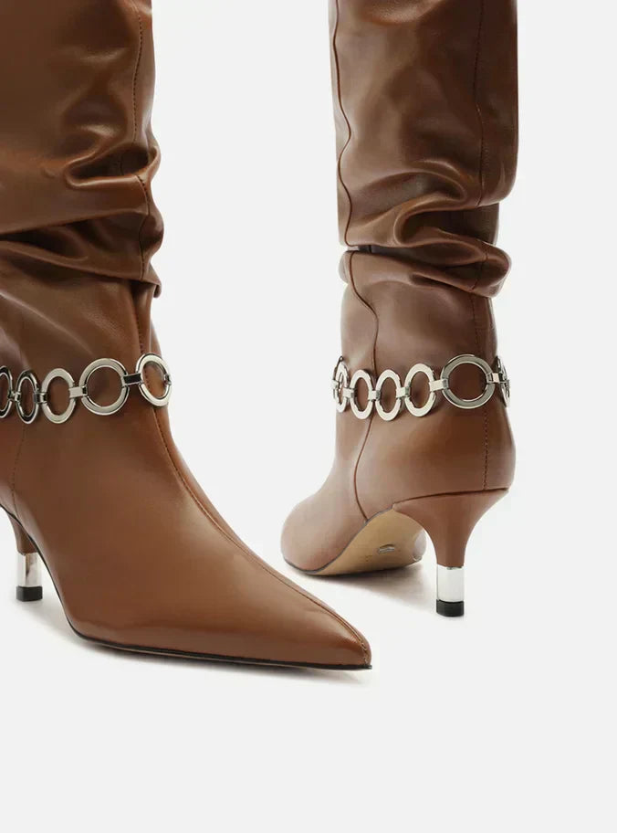 Bota Marrom Couro Salto Fino Slouchy Metais