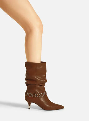 Bota Marrom Couro Salto Fino Slouchy Metais